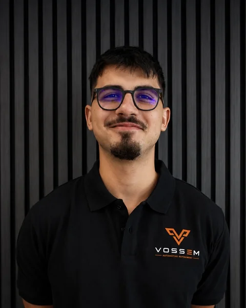Karim Salman, Production bei Vossem, im Vossem-Poloshirt vor dunkler Lamellenwand