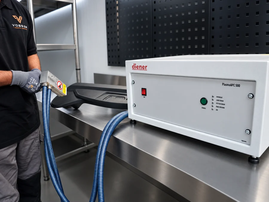 Vossem-Mitarbeiter mit dem Handstrahler der Plasmaanlage PlasmaAPC 500 von Diener an der Edelstahl-Werkbank